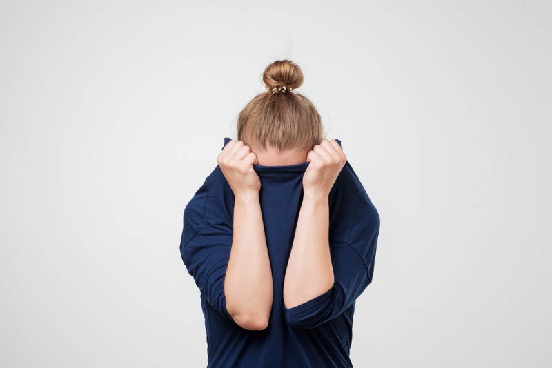 Vrouw verstopt zich in trui