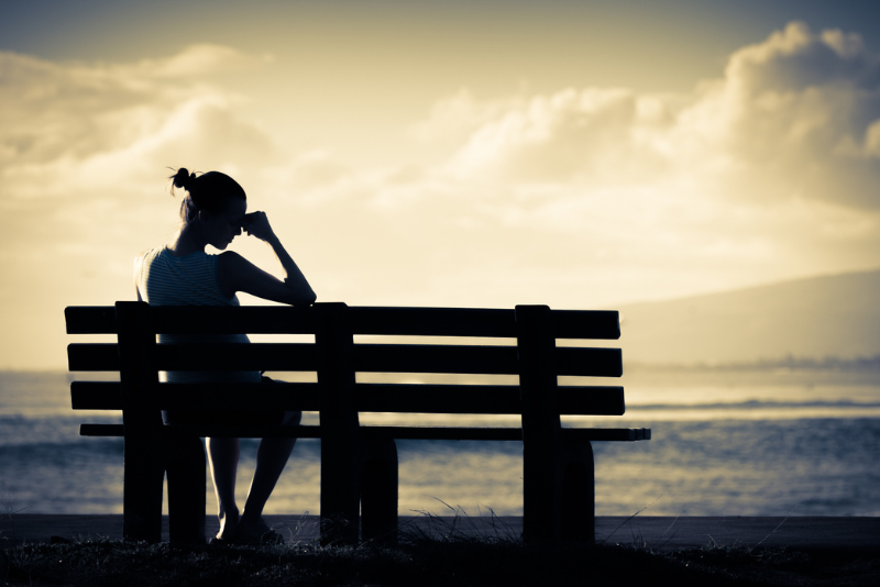 Figuur van een vrouw op een bankje - Gastblog Cathelijne