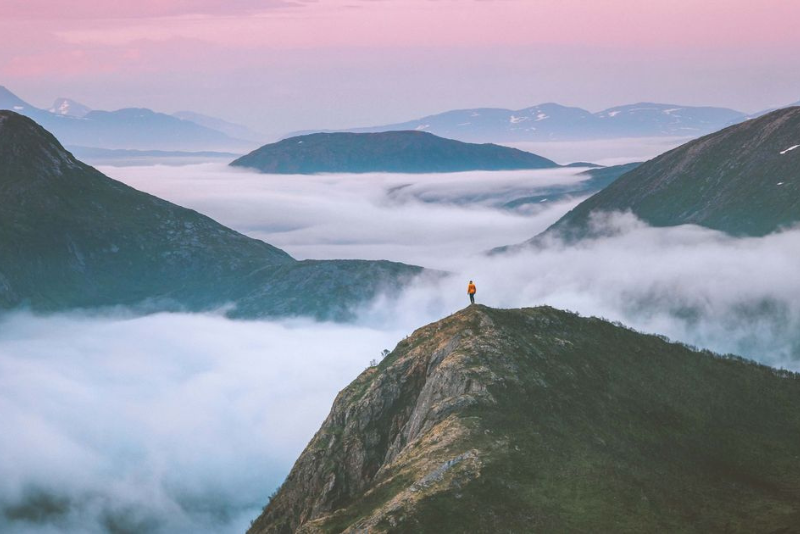 Figuur op een berg. Gastblog 'Het verschenen zelf'